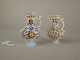 deux vases posés l'un à côté de l'autre sur une table