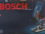 La boîte d'une perceuse sans fil Bosch est ouverte sur la table.