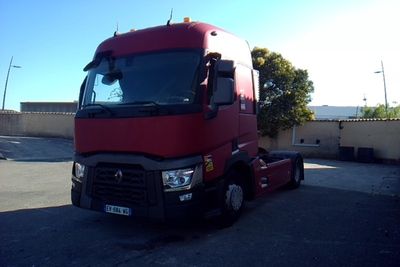 un camion rouge garé dans un parking