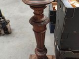 un socle en bois surmonté d'une horloge