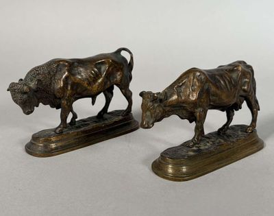 paire de serre-livres anciens en bronze représentant un taureau et un bison, sur socle en marbre