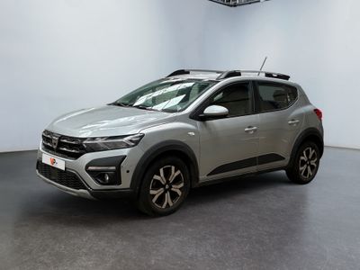 un SUV argenté garé dans un garage, équipé d'une galerie de toit