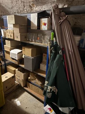 une pièce avec beaucoup de boîtes et de cartons sur les étagères