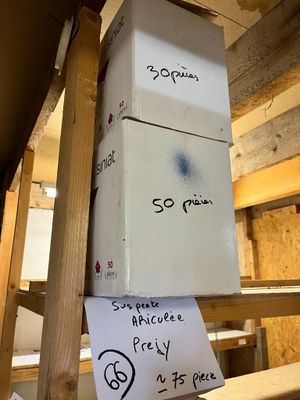 un réfrigérateur blanc posé sur une étagère en bois