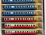 beaucoup de petits trains qui se trouvent dans une boîte en bois