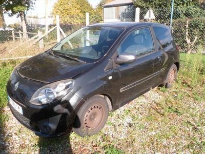 une petite voiture noire garée sur le bord de la route