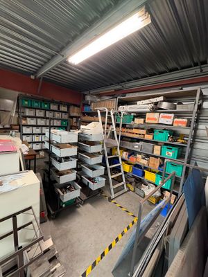 une pièce remplie de boîtes et d'étagères