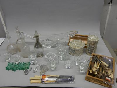 une table sur laquelle se trouvent de nombreux objets en verre
