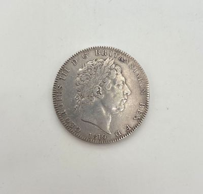 une pièce d'argent portant une tête de femme