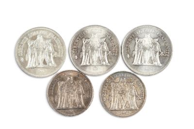 six pièces de monnaie britanniques différentes posées sur une surface blanche, sur fond blanc