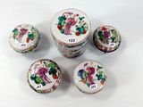 six petites boîtes en porcelaine chinoise avec leurs couvercles, posées sur un fond blanc