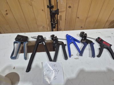 Plusieurs pinces sont alignées sur une table