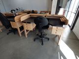 un bureau avec deux chaises et un bureau sur lequel se trouve un ordinateur