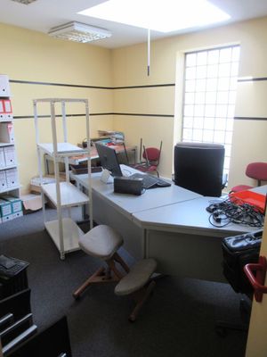 un bureau avec un ordinateur portable et une chaise dans une pièce