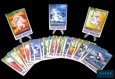 un lot de cartes posées sur une table