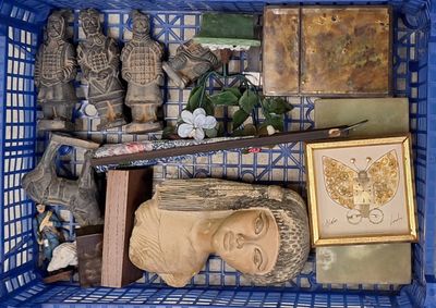 un panier bleu rempli d'objets divers