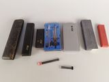 un grand nombre d'outils posés sur la table