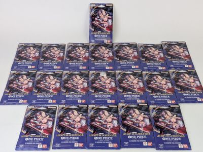 une pile de cartes à collectionner d'anime posée sur une table