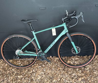 un vélo appuyé contre un mur