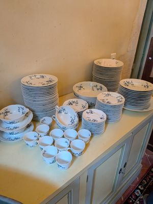beaucoup d'assiettes et de bols sur une table