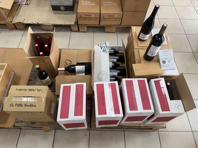 de nombreuses caisses de vin et des caisses de vin par terre