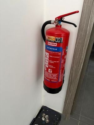 un extincteur fixé au mur dans une salle de bains