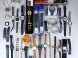 de nombreux modèles de montres disposés sur la table