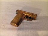 un petit pistolet posé sur une table