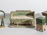 trois chaises miniatures et une table dans une pièce