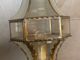 une lampe accrochée au mur