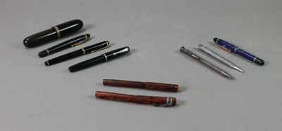 many different types of pens sitting on a table