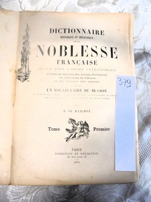 un livre ouvert sur un lit, avec une étiquette dessus