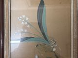 tableau représentant un vase en verre contenant des fleurs, posé sur une table