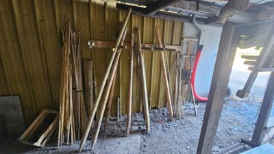 beaucoup de bâtons appuyés contre le mur