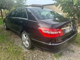 l'arrière d'une Mercedes Classe S noire garée dans une allée