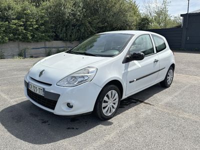 la photo d'une voiture blanche garée dans un parking