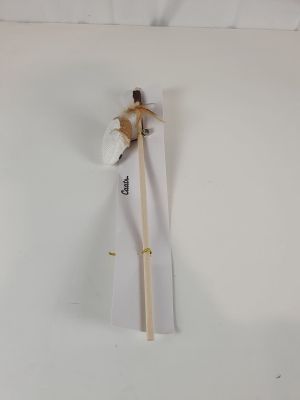 un petit oiseau perché sur une feuille de papier