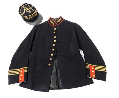 un uniforme noir surmonté d'un chapeau