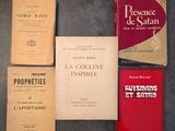 plusieurs livres sont posés sur une table les uns à côté des autres