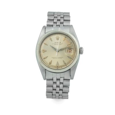 une photo d'une montre-bracelet avec des chiffres romains sur un bracelet
