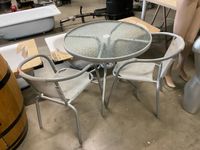 Une table, plateau verre piètement métallique + 2 fauteuils