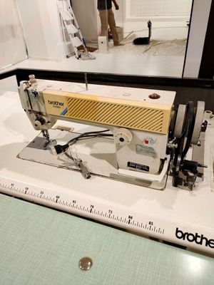 une machine à coudre posée sur un comptoir dans une pièce