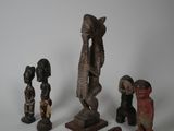 plusieurs figurines en bois posées sur une surface blanche