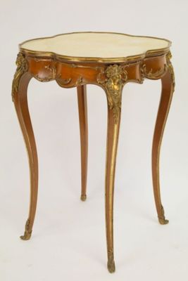 une image d'une petite table avec un plateau en marbre sur un fond blanc