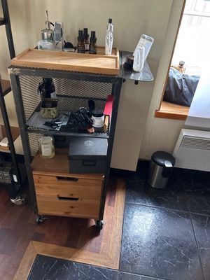 une photo d'une cuisine avec un micro-ondes et une étagère