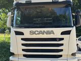 un camion blanc garé sur le bord de la route