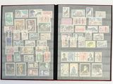 beaucoup de timbres sur les pages d'un livre