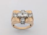 gros plan d'une bague en or avec des diamants sur fond blanc