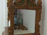 un miroir posé sur une étagère dans un coin de la pièce