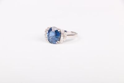 bague en saphir bleu et diamant sur fond blanc